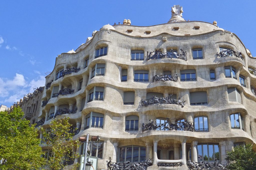 La Pedrera o Casa Milà es nuestra primera parada en esta ruta por Passeig de Gràcia que te proponemos