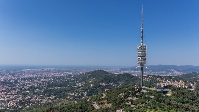 La Torre de Collserola, en lo alto de la ciudad de Barcelona